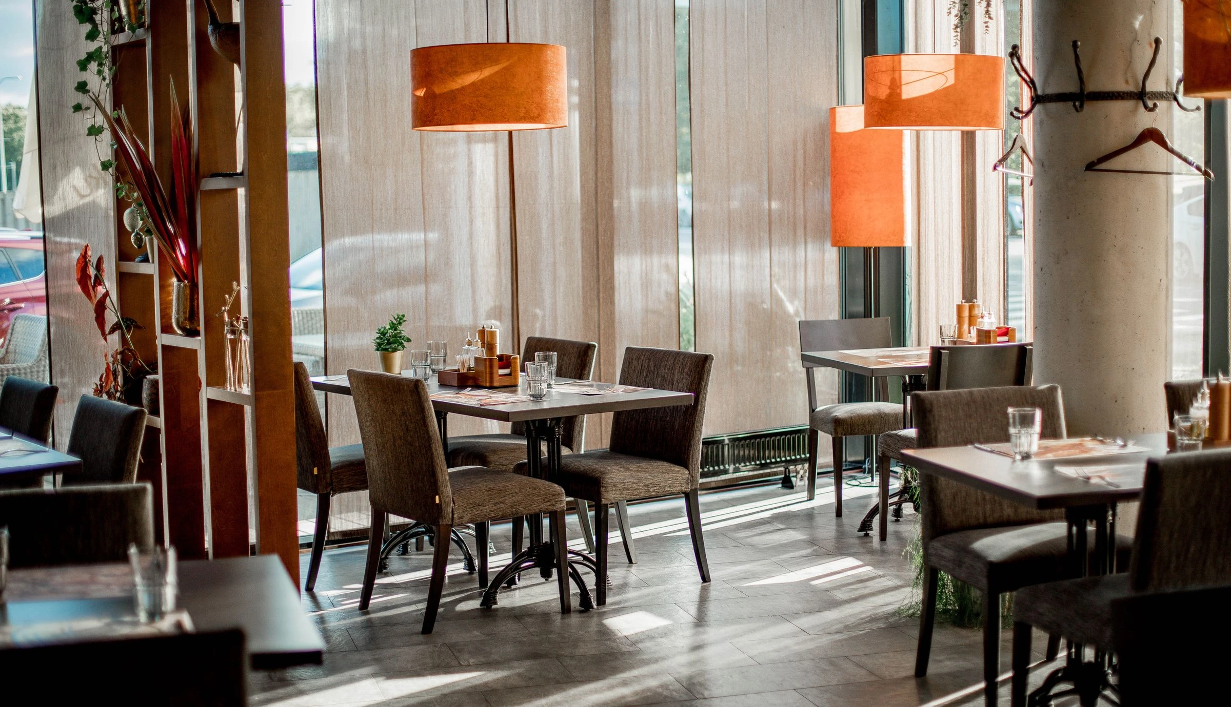 La salle du Comptoir de la Grue, tables dressées le long des grandes fenêtres